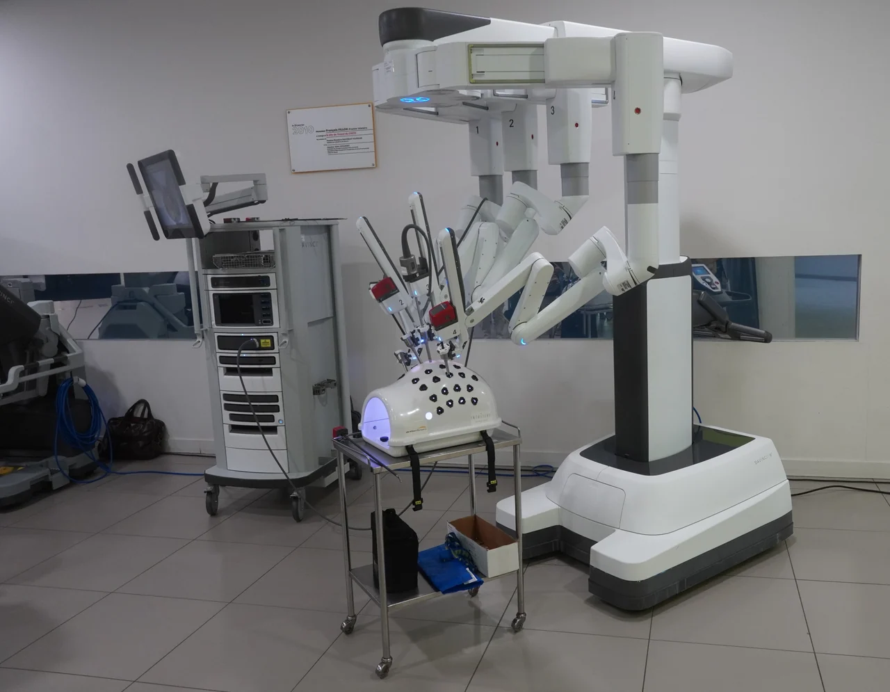 A da Vinci Xi robotic surgical system displayed at a hospital.