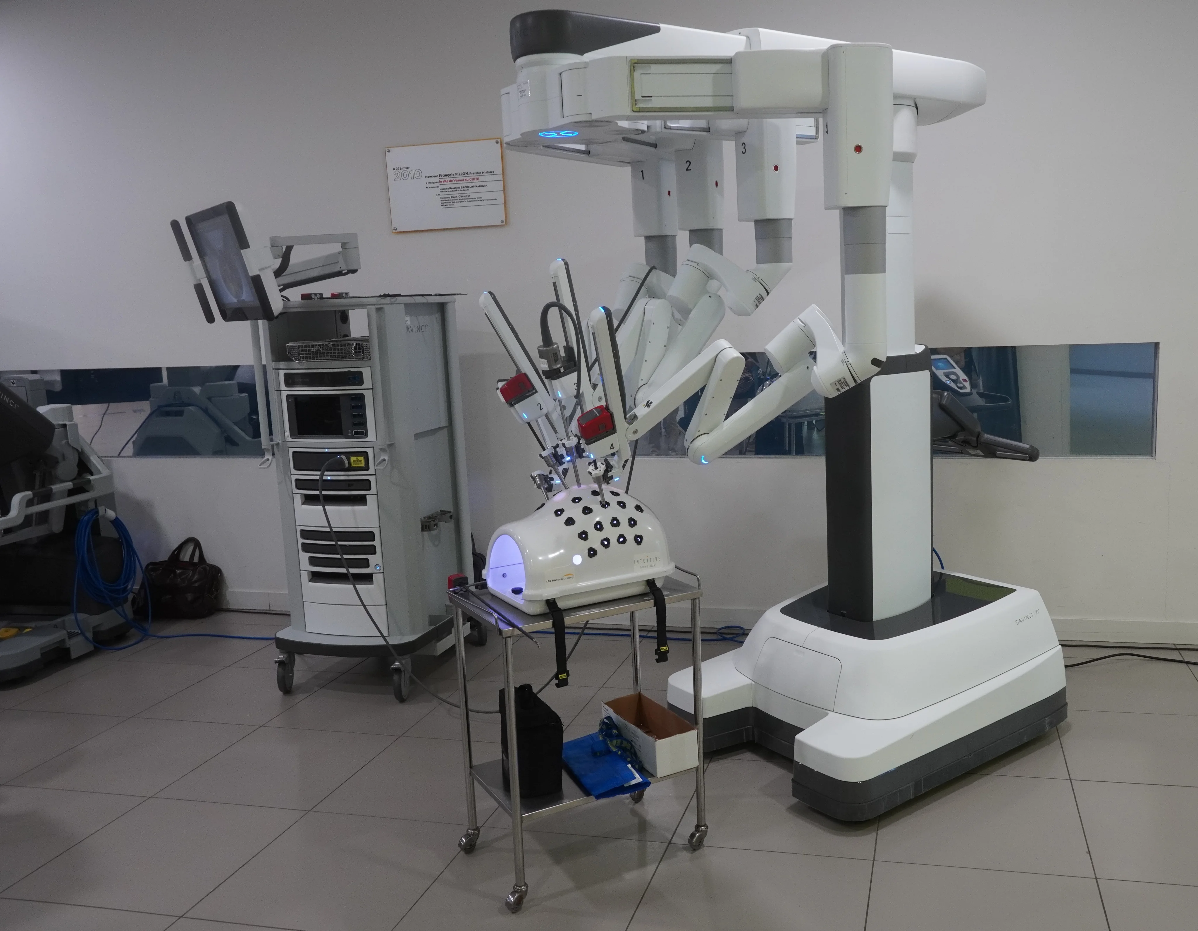 A da Vinci Xi robotic surgical system displayed at a hospital.